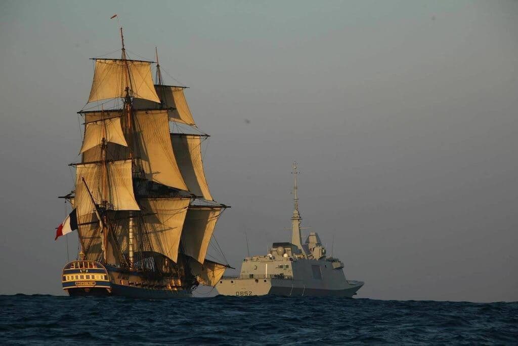 Archives_90s's tweet photo. Provence and Hermione: French frigates from different eras. https://t.co/zS7srbhLgr