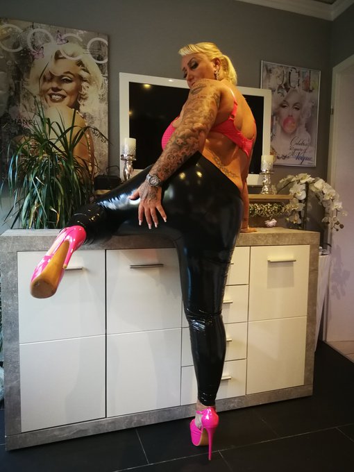 W&uuml;nsche dir einen sch&ouml;nen Start in denn Tag! #goodmorning #gutenmorgen #highheels #lack #lackleggings<a href="/tag/goodmorning"class="tags">#goodmorning</a><a href="/tag/plussizemodel"class="tags"><span>#plussizemodel</span></a><a href="/tag/highheels"class="tags"><span>#highheels</span></a><a href="/tag/ass"class="tags"><span>#ass</span></a><a href="/tag/plussize"class="tags"><span>#plussize</span></a><a href="/tag/haveaniceday"class="tags"><span>#haveaniceday</span></a>