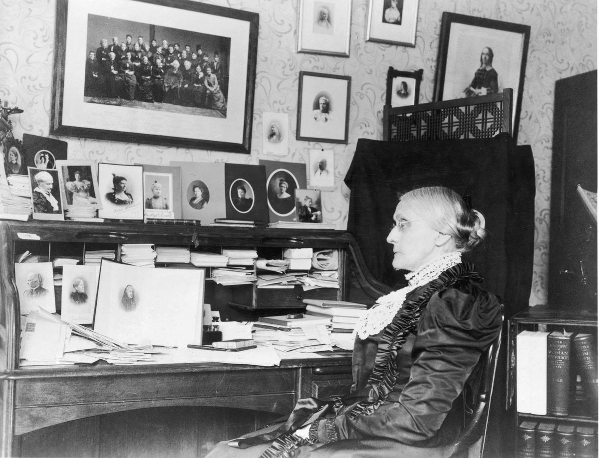 mariobianchi18's tweet photo. Il #5novembre 1872 in violazione della legge che ancora vietava il voto femminile, la suffragetta #SusanAnthony va a votare assieme ad altre 50 militanti. Verrà processata e multata di 100 $, che si rifiuterà di pagare. Il suffragio universale negli Usa arriverà solo nel 1876. https://t.co/fdmyvGSmPw