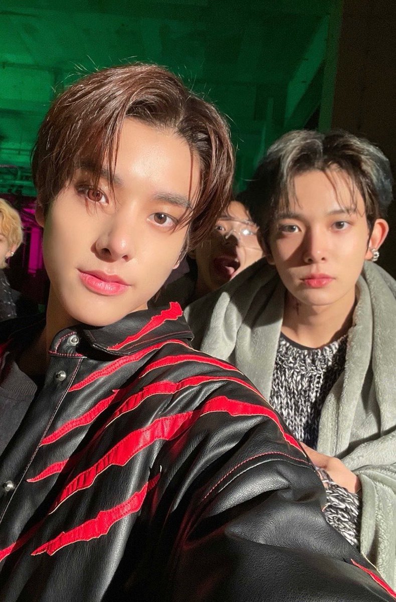 just jungwon hiding behind his hyungs 😂