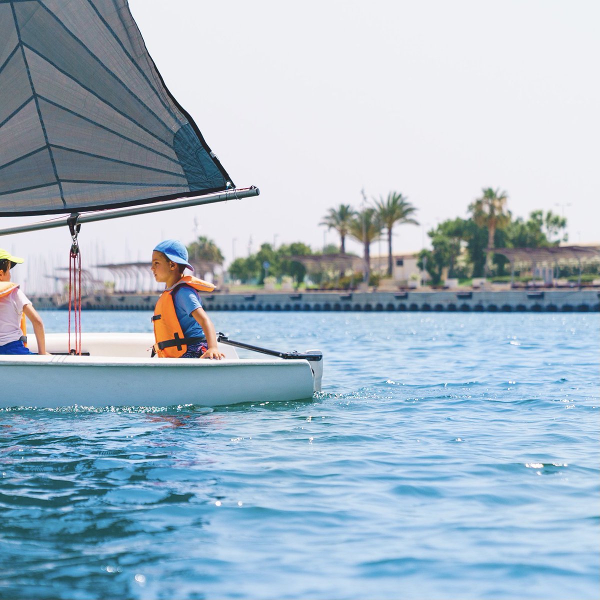 🔵 La mateixa alegria d'un menudet mariner que, en el futur, podrà ser part de La Marina imaginant-la, actuant, innovant, educant.  Navegant ja pel futur.