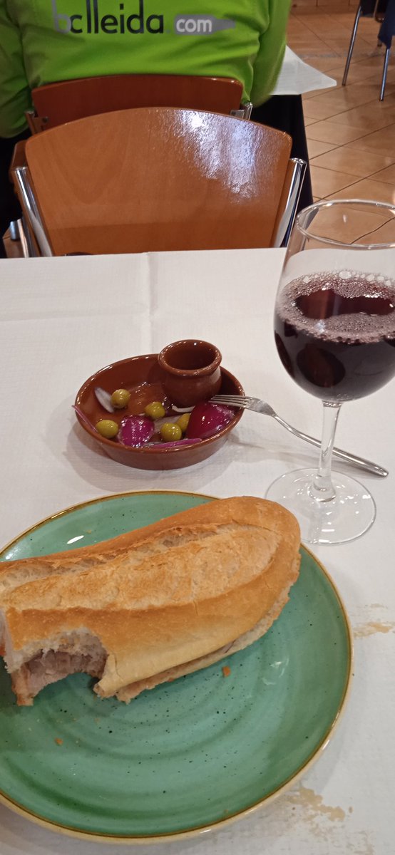 maneltec's tweet photo. Bon dia !¡
Després d'una bona caminada.
#HoHeTornatAFer 🙏
Oh senyor #HeTornatAPecar
Avui #EsmorzarDeDivendres
#LlocsPerGaudir
#RestaurantsAmbEncant
@labrasador
#Magraners #Lleida 
Mig entrepà de #Tonyina
pa 🍅🍷 i 🥃.
#GaudimdeLleida
@MelciorA
@ramonpichichi
@edp
@CatalunyaXarxa https://t.co/cBPTlV7ssO