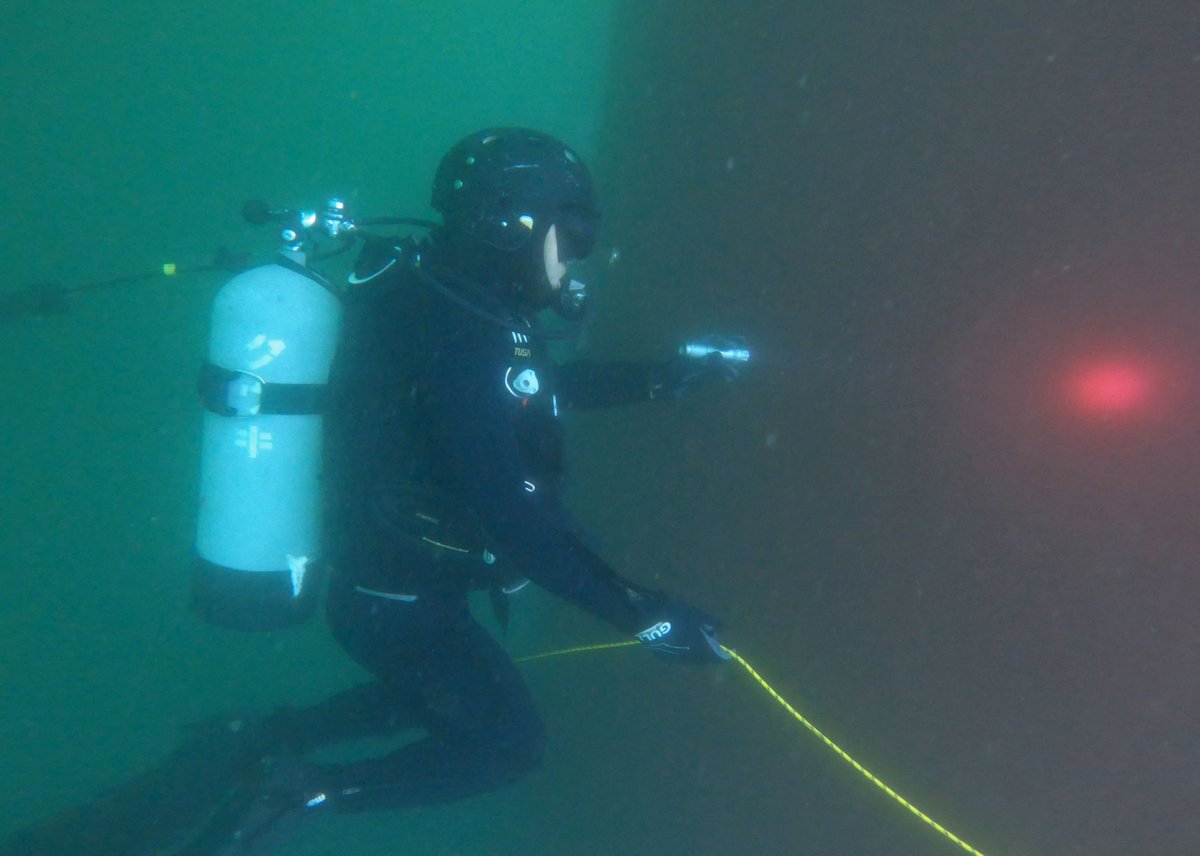 jointstaffpa's tweet image. 派遣情報収集活動水上部隊(第6次隊)「ふゆづき」は、中東地域における航行船舶の安全確保のために、日々、情報収集活動に励んでいます。写真は任務飛行前の搭乗員の様子と船底の検査を行う潜水員の様子です。 #安定した海上交通のために #ふゆづき #DSIG