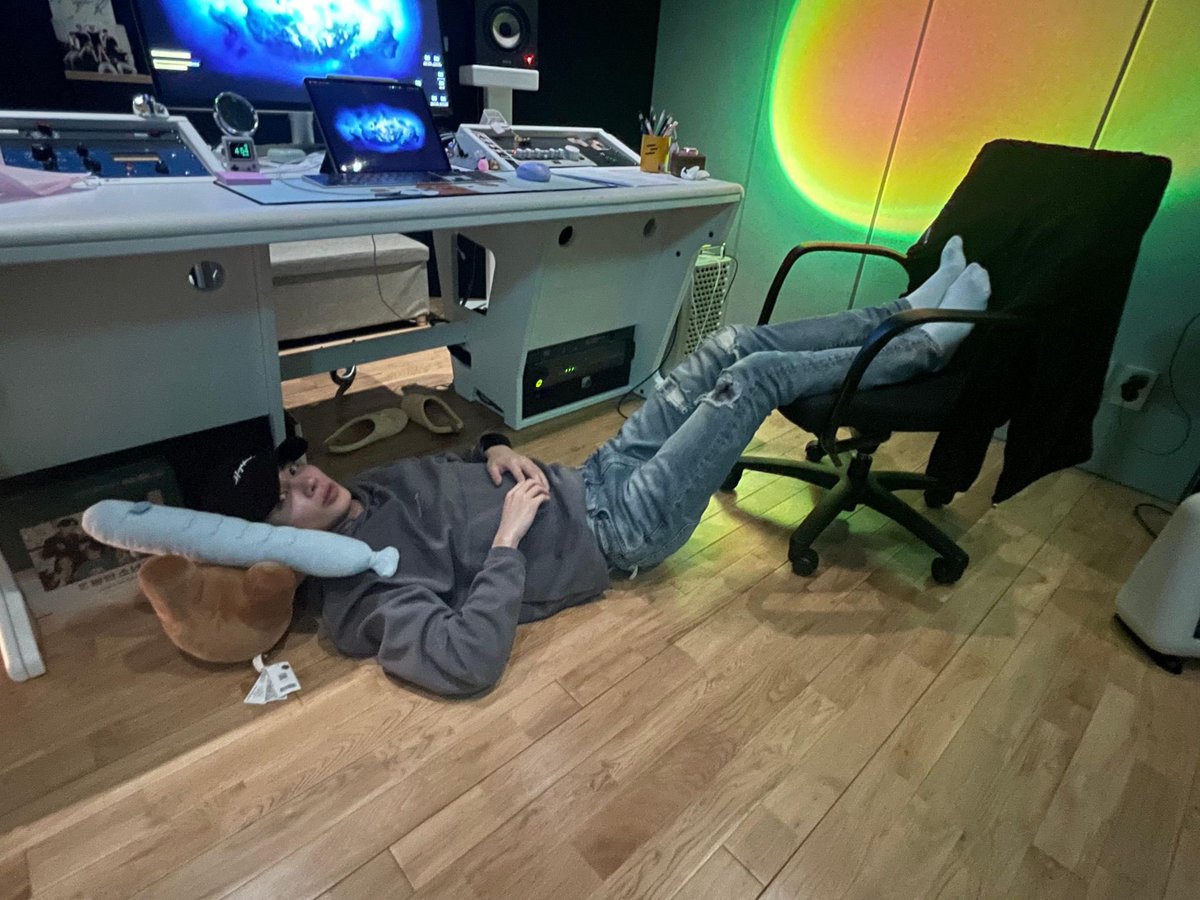 SuDaRaT_MoAdA's tweet photo. คังแทนคือแบบ55555555555เอาที่สบายเหมือนบ้านตัวเอง5555555555555แล้วกรอบรูปที่ตั้งอยู่คือบังทันใช่ไหม555555555อะไรเนี้ยยยย https://t.co/mtFwBteHsC