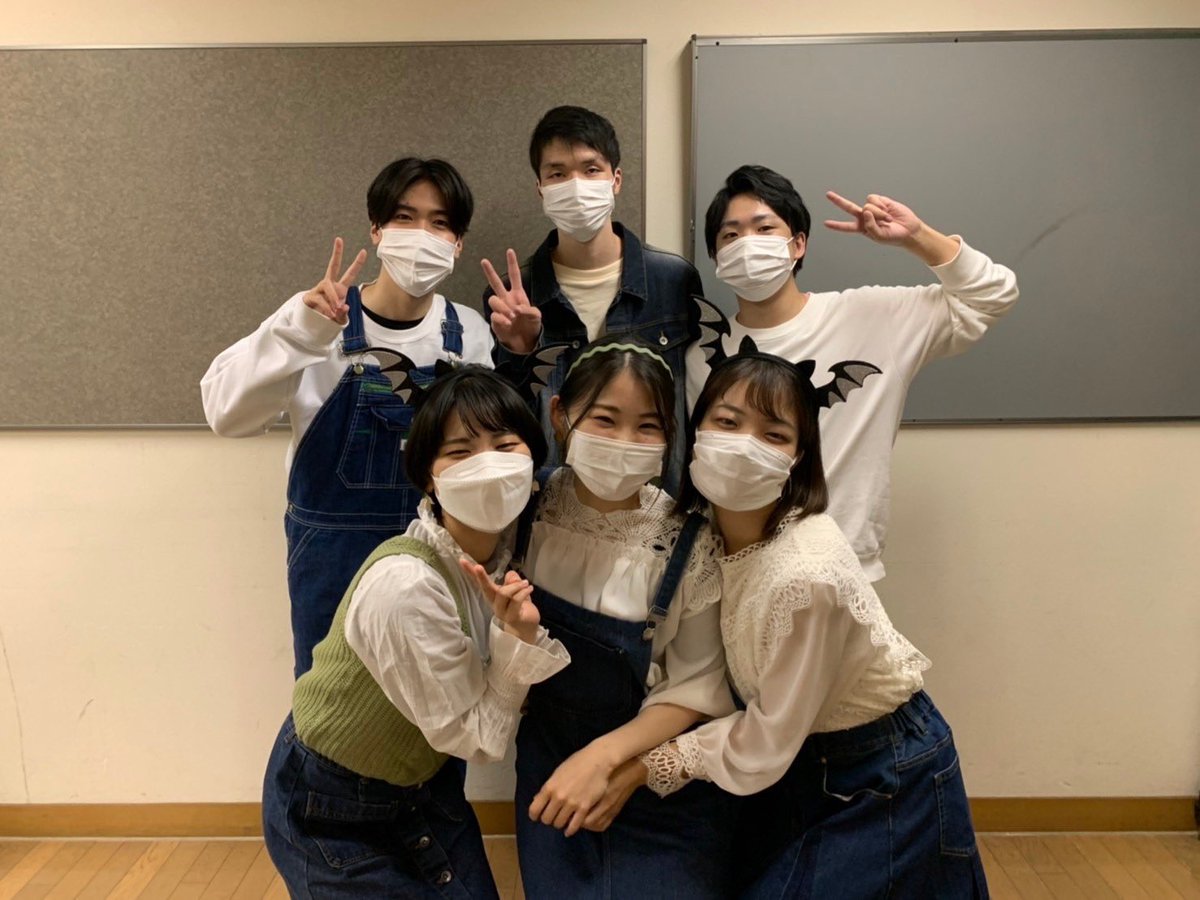 tuneup_os's tweet photo. ☆*:.｡. 文化祭出演 .｡.:*☆

2年ぶりに開催された文化祭ライブに出演しました！✨

モスコミュールとのコラボではいつもと違うダークな私たちをお届けしました😈

そしてなんと！ありがたいことに今回のライブではトリを務めさせていただきました〜😭👏

ラストイヤーまだまだ駆け抜けるぞ〜！🎸🌱 https://t.co/S1BRVQxgy9