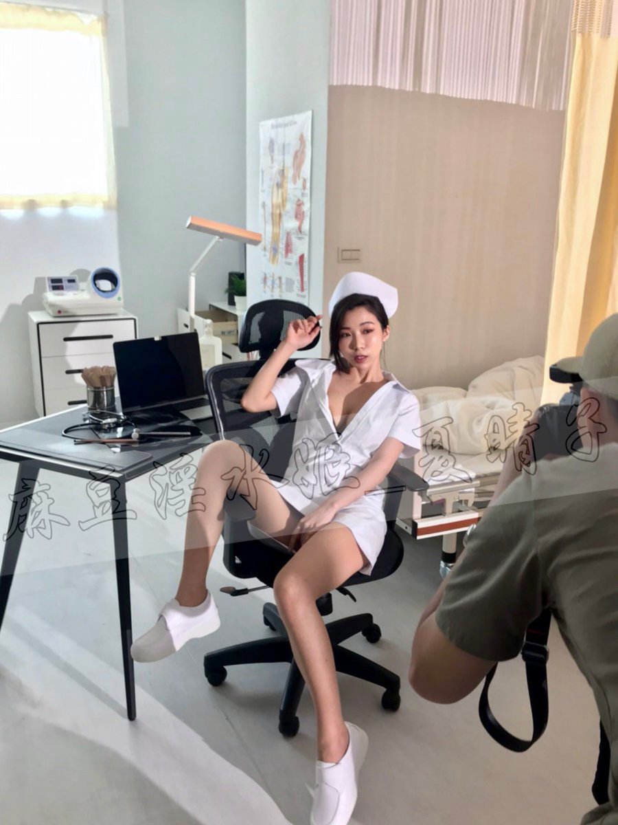 candybaby0919's tweet photo. 小護士急尋醫生📢
快來給我一針吧💉受不了了🤤🤤
有寶貝說晴子好幾天都沒發文
其實是最近感冒了😷😷
但一樣努力搬磚出新作品💪
最近上了兩部新作🔥
看了的寶貝快告訴晴子
你喜歡兇巴巴的GY上司 #MD0182
蓄謀勾引破處的騷阿姨 #MDX0178
還是圖中這袒胸開腿的小護士呢😙
#麻豆傳媒映畫 https://t.co/ezOdboiMrn