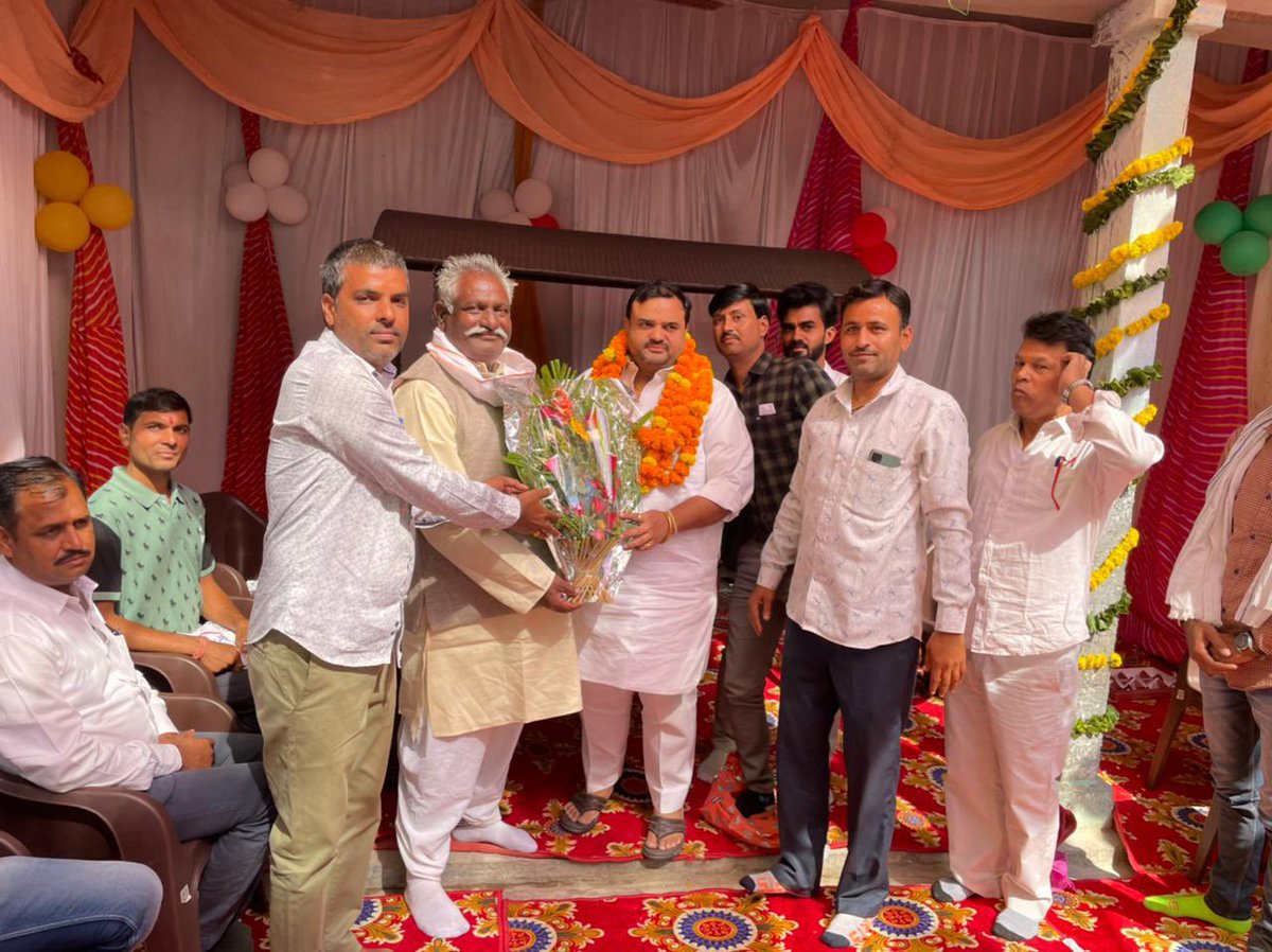 दीपावली की रामा श्यामा मेरे अपनो के साथ, मेरे परिवार जहाजपुर कोटड़ी और भीलवाड़ा के समर्थकों,शुभचिंतकों के साथ 
आज मेरे निवास पर गोवर्धन पूजा ओर दीपावली की रामा श्यामा