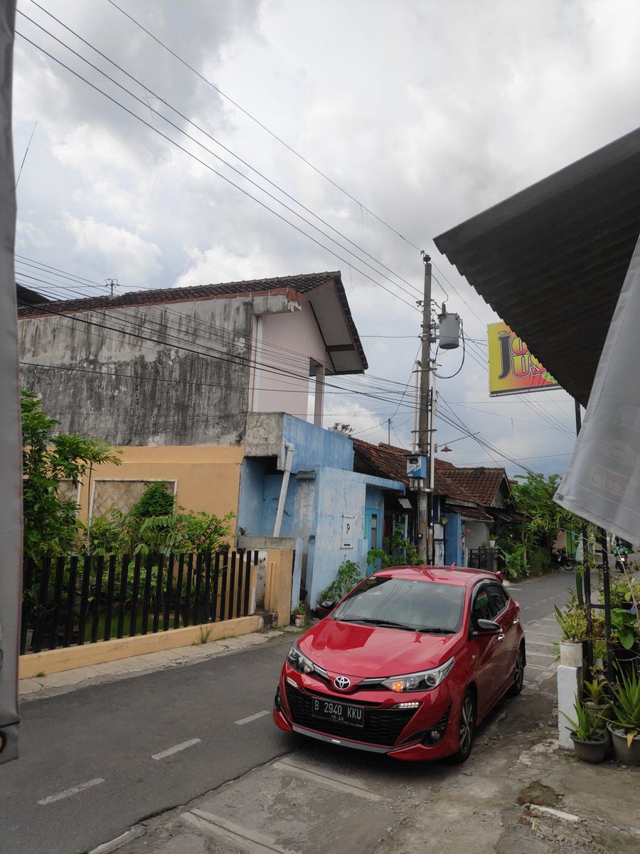 dheny_andrian's tweet photo. @pln_jogja sepertinya trafo ini bermasalah. Ada suara ledakan https://t.co/FZxxVbCxCX