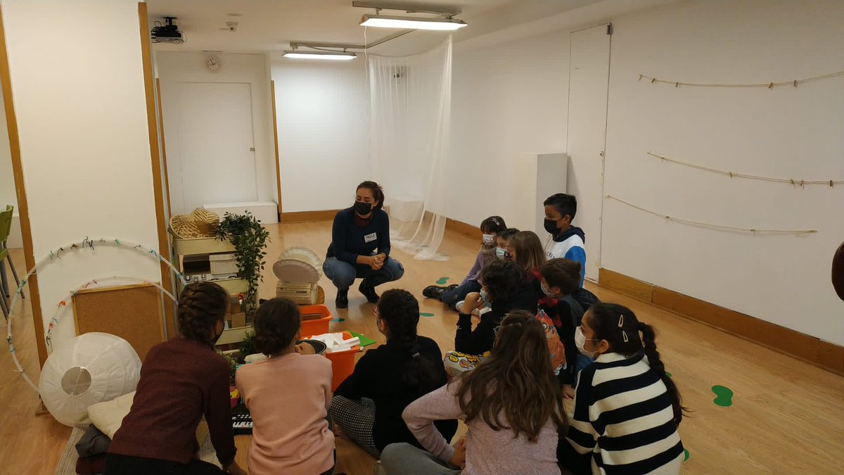 museoico's tweet photo. #DelColeAlMuseo Ayer, niñas y niños de #Primaria se convirtieron en Lacaton y Vassal durante unas horas. 
"¿Qué es para vosotros el espacio libre?" 
Construyeron en el #MuseoICO su espacio de #aprendizaje ideal en una actividad organizada por @hablarenarte. Os lo contamos aquí👇 https://t.co/agQMVEEg7A