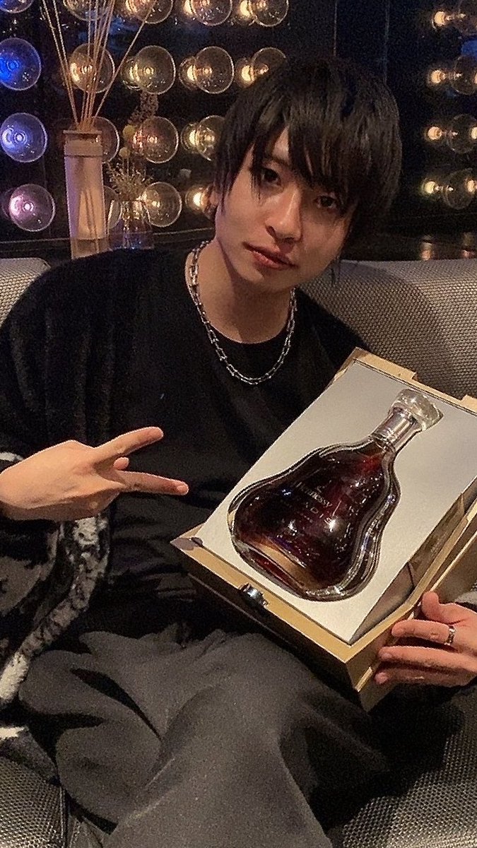 kg_club_sly's tweet photo. ようやく入院生活費から復帰を遂げたGENさん🏥💉😅

さっそく退院祝いでヘネシーパラディを頂いたようです😯⁉️

長らくGENさんに会えてない方はSLYへ急げ💨💨 https://t.co/pKWrpgT5TV
