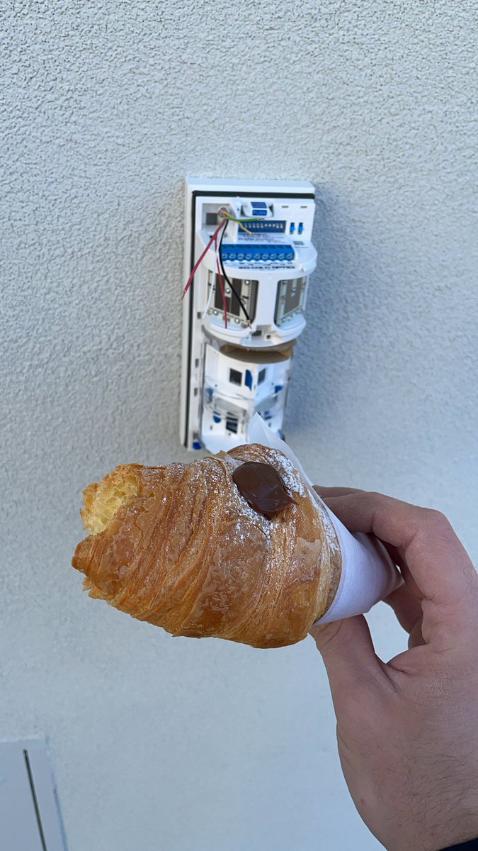 GiuScanfy's tweet photo. It’s friday theeeen #liveinstall https://t.co/bscWipW9Xh