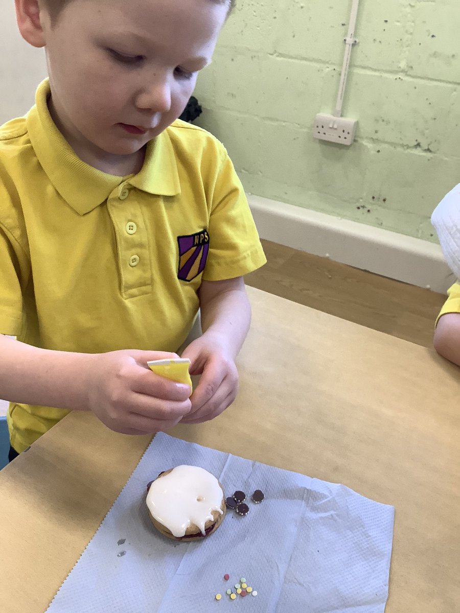 NethermainsRS's tweet photo. Making firework inspired biscuits https://t.co/GNuCsuVlg9