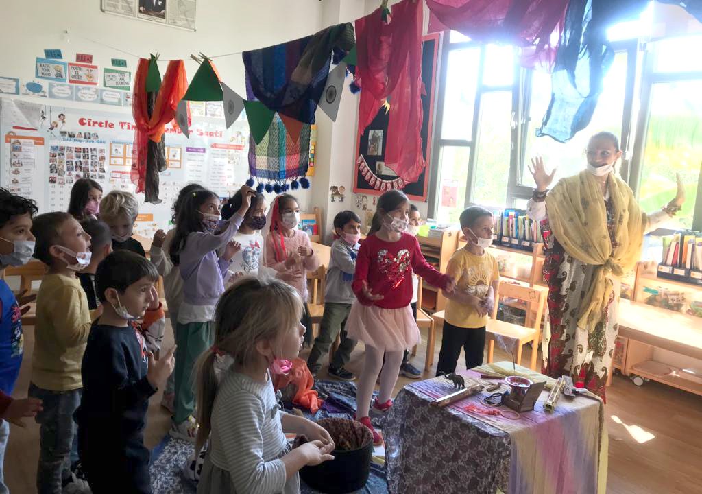 Anaokulu öğrencilerimizle bu ay dünya vatandaşlığı kapsamında Hindistan ülkesini ve kültürünü tanıyarak, danslar ve özel kostümlerle Hindistan’a yolculuk yaptık. #bahçeşehirkoleji #bodrumbahçeşehirkoleji