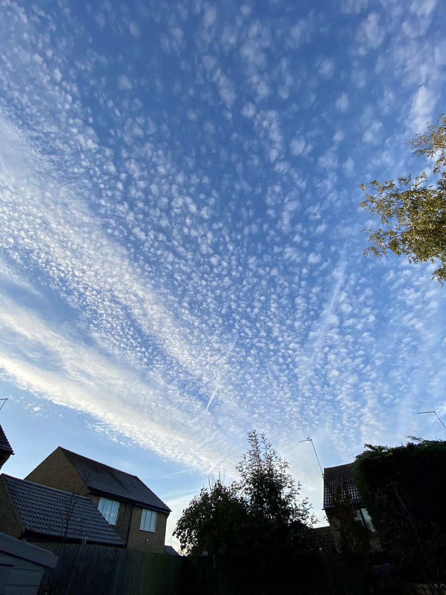 Beautiful skies over Northampton this morning… @NNweather @bbcweather @NNskies @StormHour @ChrisPage90 @EarthandClouds #WeatherWatchers