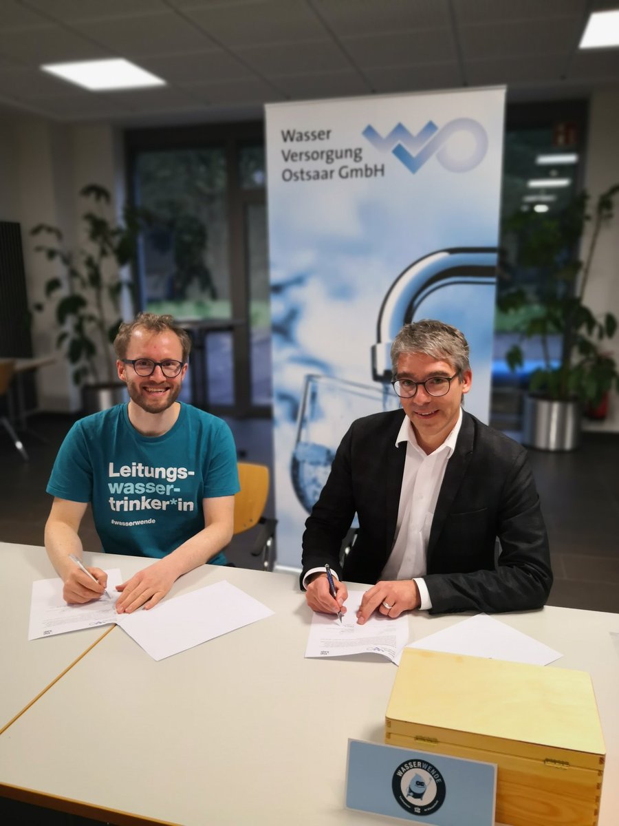 atiptap's tweet photo. Wasserversorgung Ostsaar #wvo ist nun auch bei der #wasserwende dabei. @energiesamuel unterschreibt mit Thomas Wagner den Kooperationsvertrag. Start zum #weltwassertag 2022. @VKUonline @bdew_ev @saarland_de @sparkasse https://t.co/Sa1Cyi1lbA