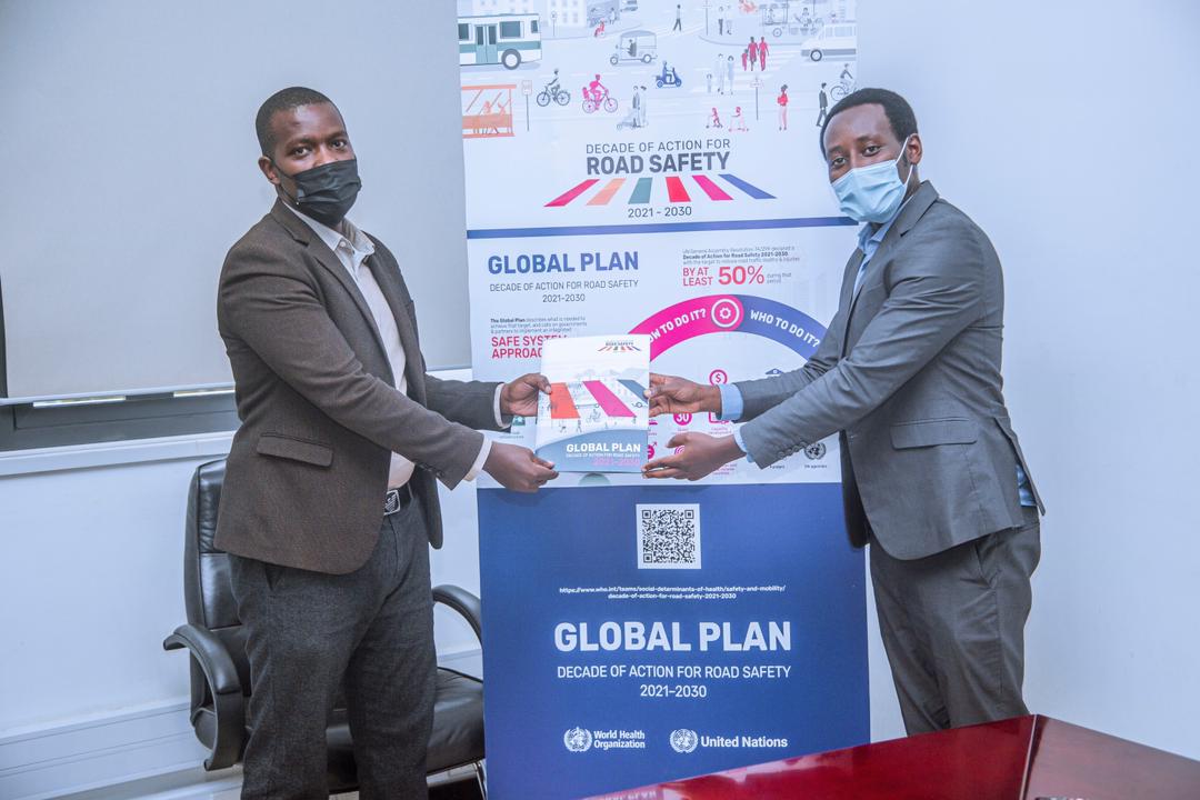 HealthyPeopleRw's tweet photo. Healthy People Rwanda (HPR) hands over Global Plan for Decade of Action For Road Safety 2021-2030 to the Ministry of Infrastructure
 
On 28th October 2021, Rwanda joined the rest of the world in the launch of the Decade of Action for Road Safety 2021-2030. https://t.co/Gz9V6zHhPV
