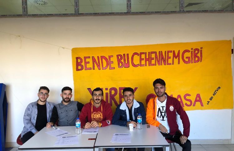 KAMPÜSLERİN TEK EFENDİSİ! 

Standımız gün boyu Hopa yerleşkesi yemekhane girişinde açık olacaktır. Aramıza katılmak isteyen Galatasaraylı kardeşlerimizi bekliyoruz.
#BüyükAileninParçasıOl 
#ultrAslanUNI