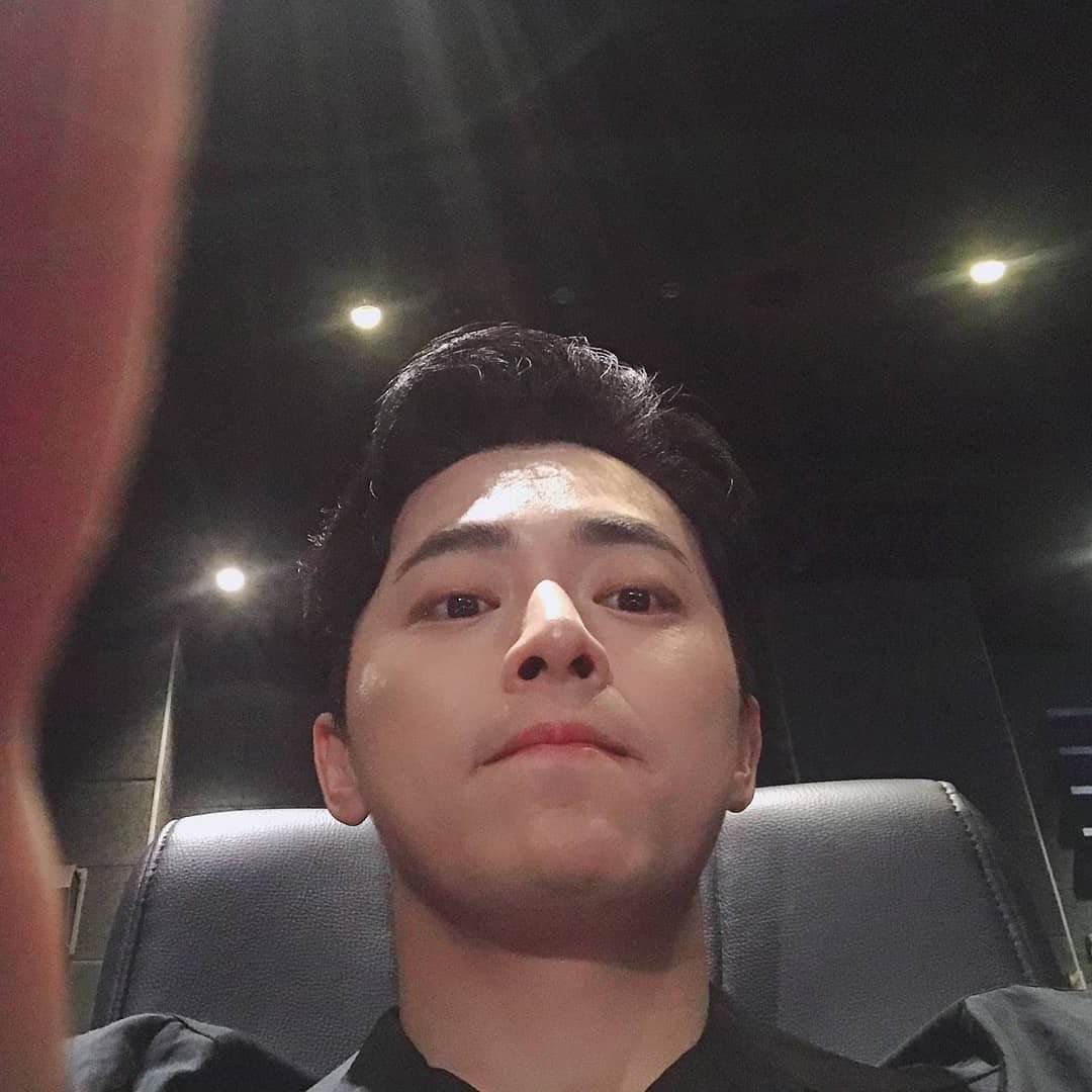 살짝 나온 손가락까지 각도 최고