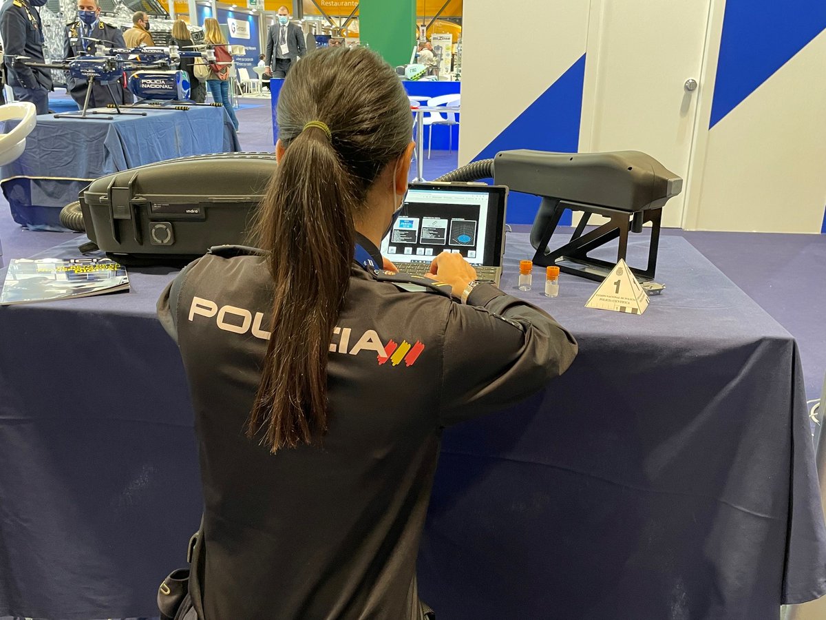 IndraCompany's tweet photo. En el stand de @policia en #FEINDEF2021 están mostrando iForenLIBS nuestra avanzada solución portátil de detección y análisis de restos de armas de fuego. Gracias a ella la Policía ha reforzado su capacidad y agilidad para recoger pruebas en la escena de un crimen o atentado. https://t.co/XIyRKc0f2Y