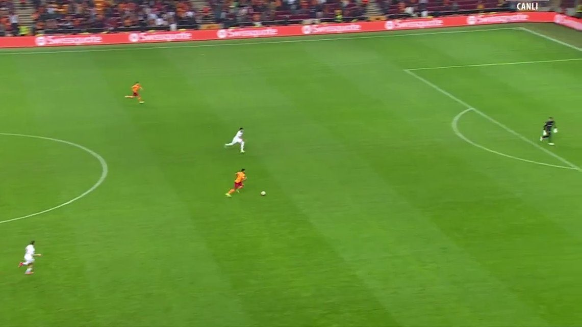 AtillaKvanc's tweet photo. Dünden beri hala kafamda bu pozisyonu oynuyorum, eğer bu atak golle sonuçlansaydı hem grup birinciliği perçinlenmiş olacaktı hem de play-off turunu bay geçip direkt son 16’ya kalmış olacaktık. Darısı Marsilya maçına.. #GSvLMFC https://t.co/YIX48Gc76u