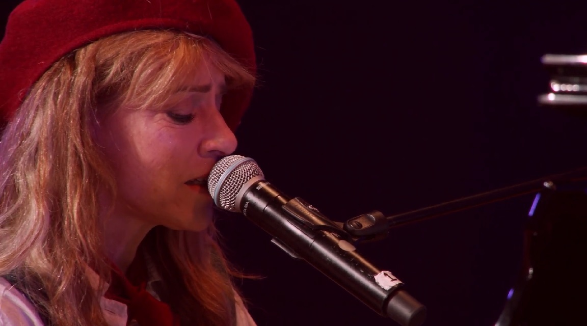 Vandaag vanaf 19u kun je online meekijken en meeluisteren tijdens het benefietconcert van Ellen ten Damme. <a href="/tendamme/">Ellen ten Damme</a> treedt op in de Catharinakapel in #Harderwijk, om geld in te zamelen voor het @Bottermuseum. Via een livestream kun je de avond volgen: youtube.com/watch?v=0X6D-V…