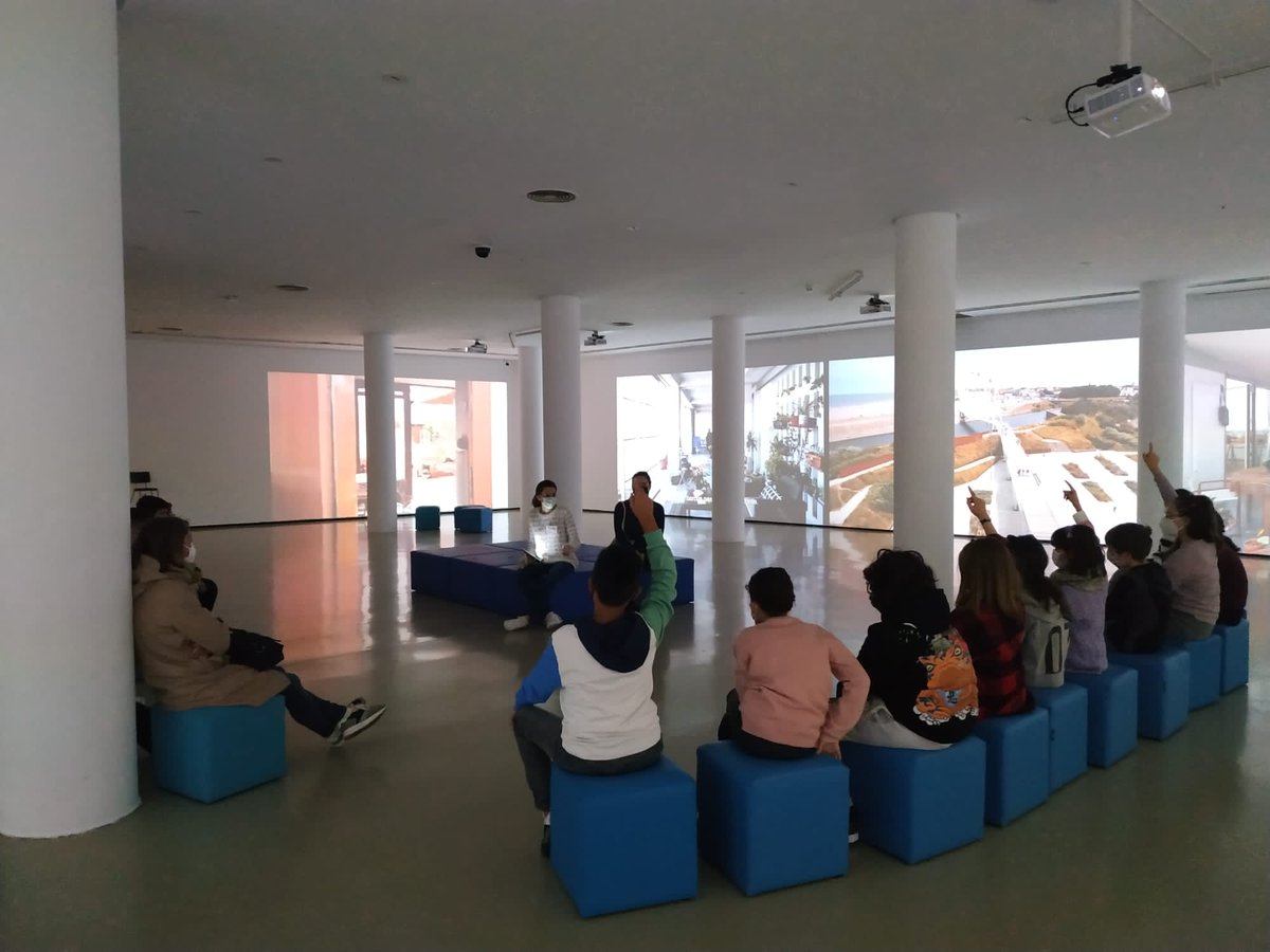 museoico's tweet photo. #DelColeAlMuseo Ayer, niñas y niños de #Primaria se convirtieron en Lacaton y Vassal durante unas horas. 
"¿Qué es para vosotros el espacio libre?" 
Construyeron en el #MuseoICO su espacio de #aprendizaje ideal en una actividad organizada por @hablarenarte. Os lo contamos aquí👇 https://t.co/agQMVEEg7A