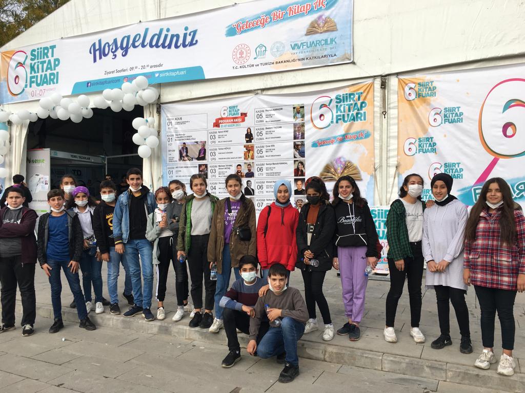 mem_eruh's tweet photo. Merkez İstanbul Borsası Yatılı Bölge Orta Okulu öğrencilerimiz Siirt kitap fuarını ziyaret ettiler. https://t.co/liTc5tqVlD