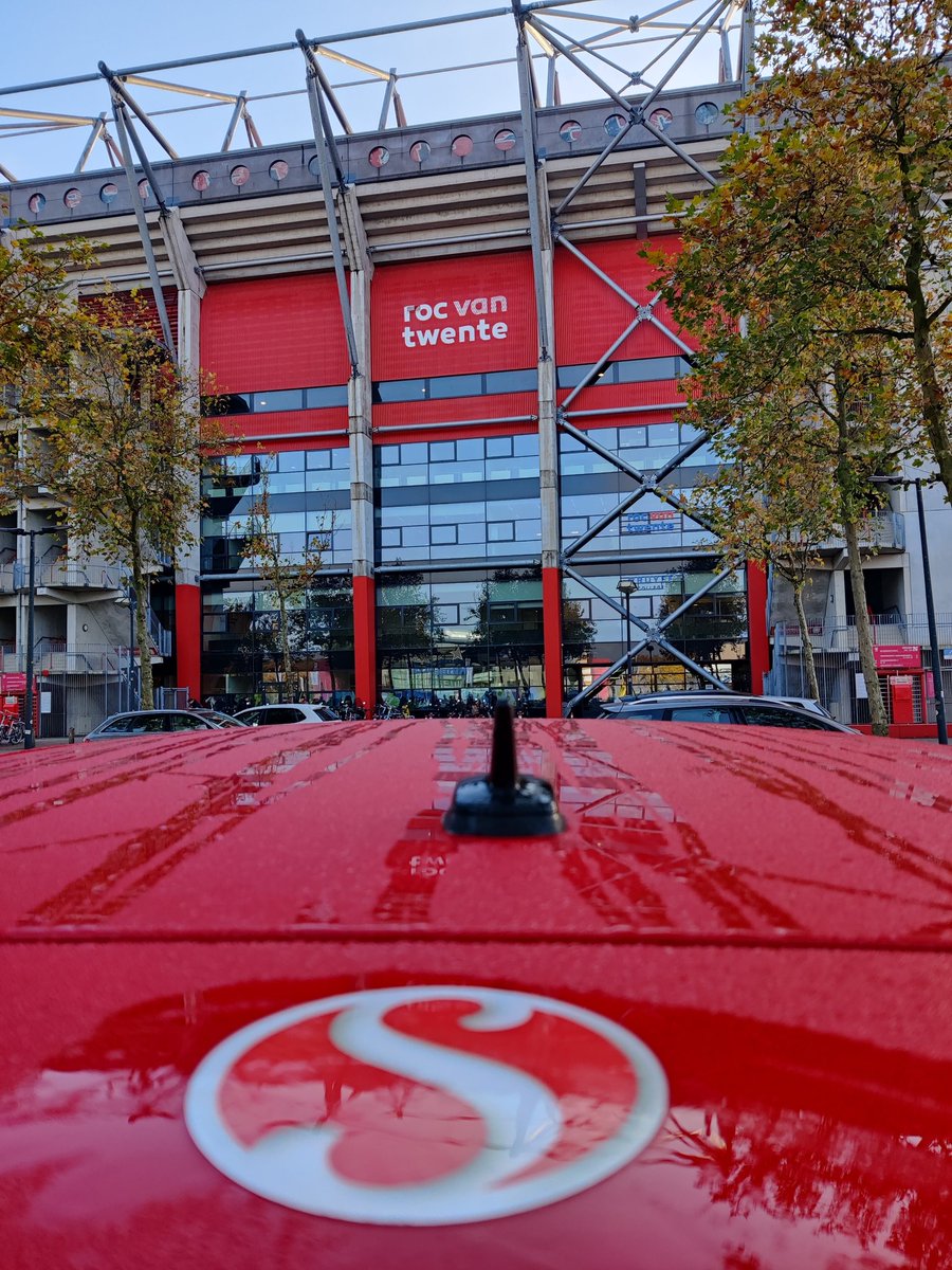 Vandaag is #Matchday! Vanochtend al op tijd bij de <a href="/GrolschVeste/">FCTwente</a> voor een training. 

Vanavond in datzelfde stadion feestvieren op de tribune. #TWEher #COTE #DeKleurVanDeStreekIsRood