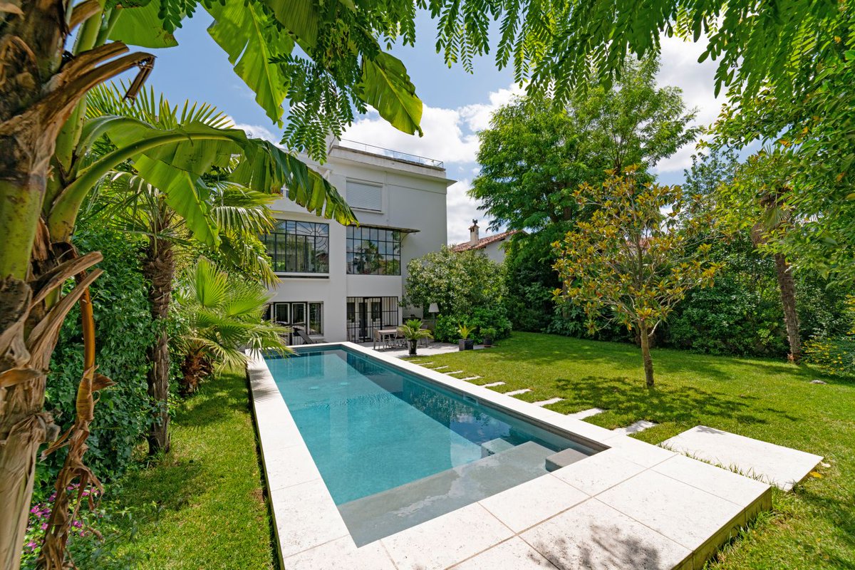 diffazurpiscine's tweet photo. Les piscines design se marient parfaitement avec les maisons contemporaines.
C’est le cas pour cette magnifique réalisation très esthétique, avec ses lignes droites et épurées, elle entre dans la catégorie des piscines tendances 👌
#diffazur #piscine https://t.co/1mYGIzUvaq