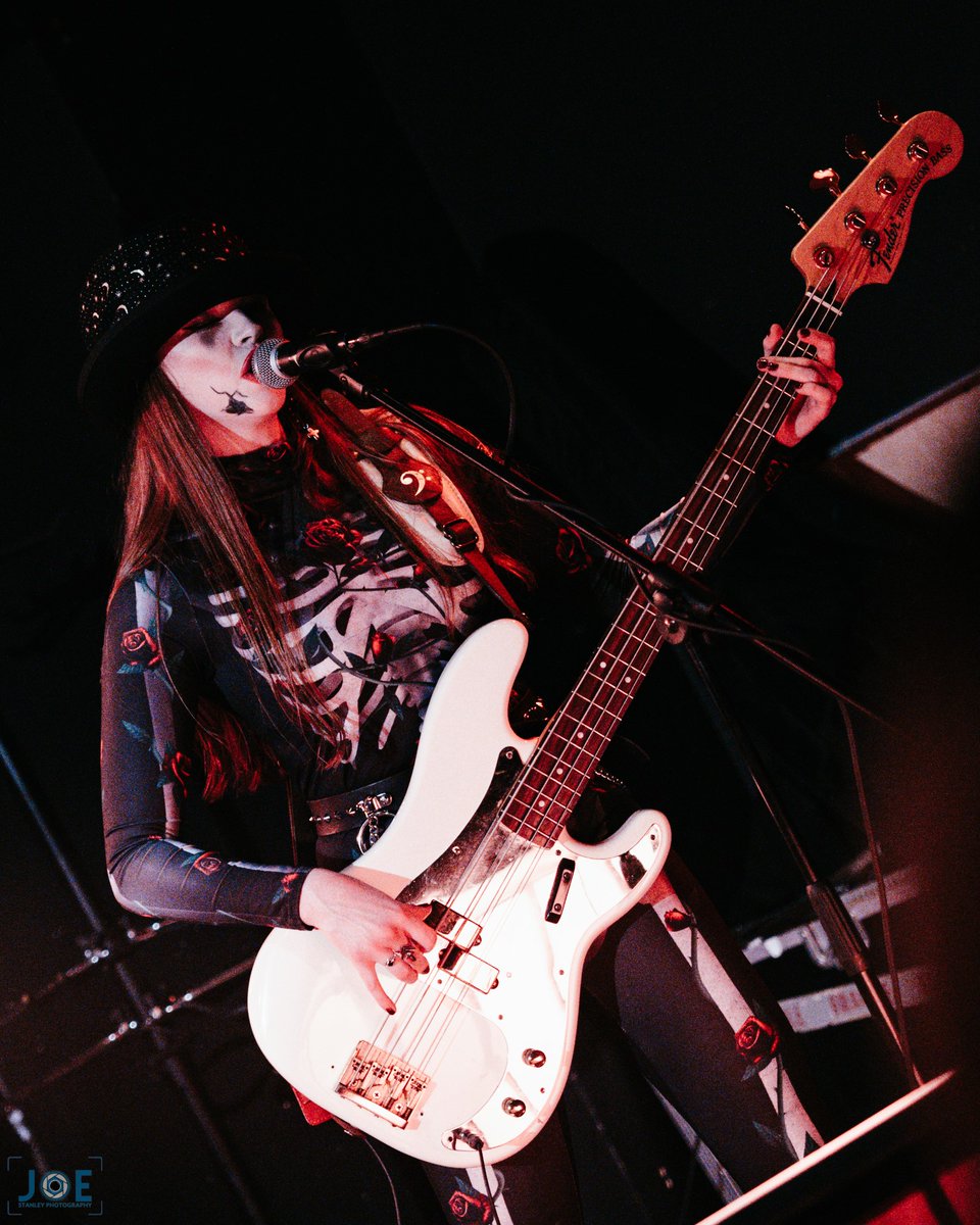 KeiraKenworthy's tweet photo. The colours in this are amazing. Ghostly gold, white and red!!
📸 Joe Stanley Photography
#bassplayers #fender #dimarzioinc #spooky #ghsartist #ghsstrings #LMproducts #mistressofgroove #bassplayersunited #livephotography #livemusic #JOANovARC #photography https://t.co/DmhrbxxPNF