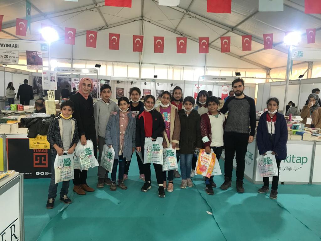 mem_eruh's tweet photo. 75.Yıl MEV  Orta Okulu öğrencilerimiz Siirt kitap fuarını ziyaret ettiler. https://t.co/BPsp8PeNwK