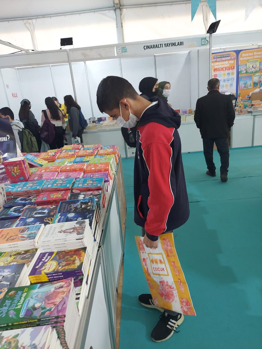 mem_eruh's tweet photo. Eruh İmam Hatip Lisesi ve Orta Okulu öğrencilerimiz Siirt kitap fuarını ziyaret ettiler. https://t.co/tdkAbdYYyV
