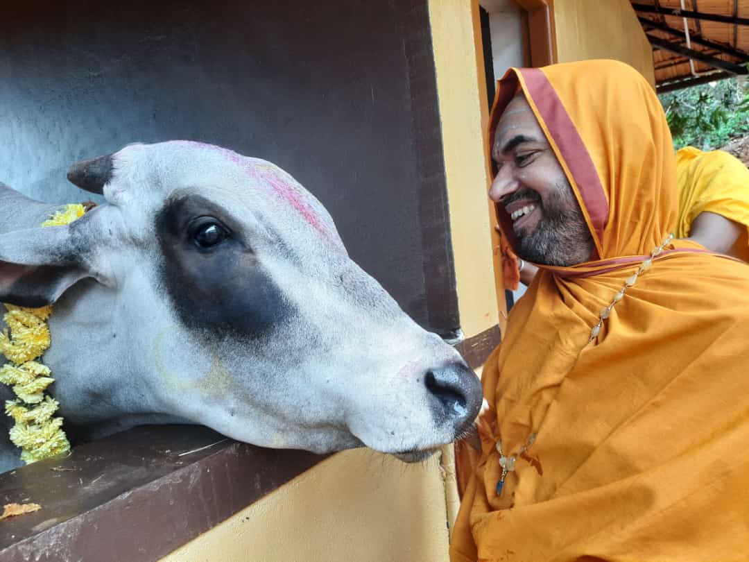 Jagadguru Shankaracharya SriSri Raghaveshwara Bharati Mahaswamiji at GouVishwa @GouVishwa in Vishnugupta VishwaVidyapeetham @VishnuguptaVV ಗಾವೋ ಮೇ ಪುರತಃ ಸಂತು ಗಾವೋ ಮೇ ಸಂತು ಪೃಷ್ಠತಃ | ಗಾವೋ ಮೇ ಹೃದಯೇ ನಿತ್ಯಂ ಗವಾಂ ಮಧ್ಯೇ ವಸಾಮ್ಯಹಮ್ ||