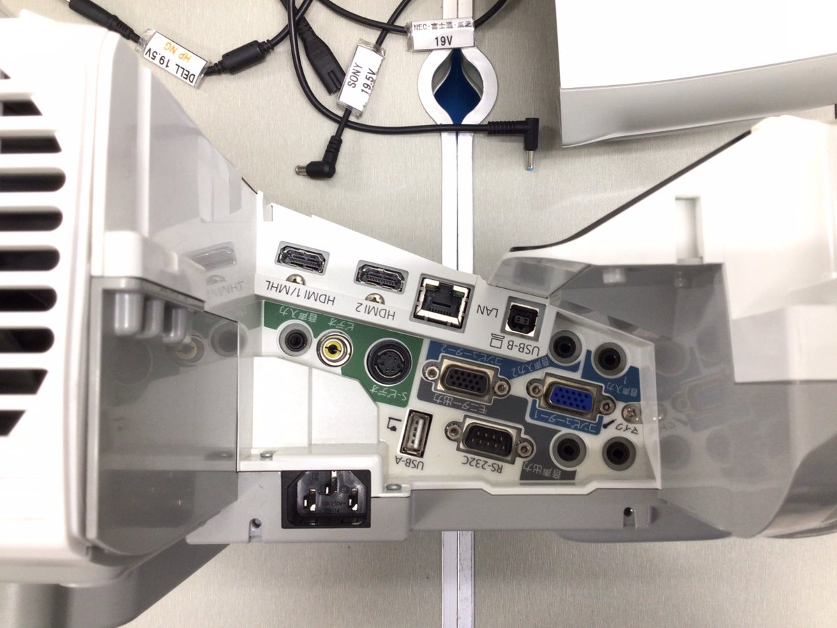 PCEYES1's tweet photo. 限定1台　大特価！
【中古】単焦点プロジェクター
EPSON EB-580
透過型3LCD 3200ルーメン
1024x768(4:3)
状態　外装ヤケ　動作確認済み
　ランプ時間(まだ十分残ってます)

特価9,980円　税込　無保証

#限定１台 #単焦点プロジェクター
#EPSON #大特価 https://t.co/uUVFqSFKcG