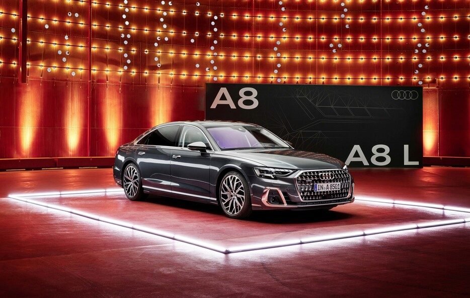 auto_de's tweet photo. Der Audi V8 (interne Bezeichnung: D1) war noch direkt vom Audi 100 abgeleitet, der A8 (D2) von 1994 war bereits ein eigenständiges Modell. Jetzt geht die aktuelle Generation D5 mit einem Facelift in die zweite Lebenshälfte.  #AudiA8 #AudiA8LExtended

https://t.co/DfJ46ltaUs https://t.co/PYwdSdNXcU
