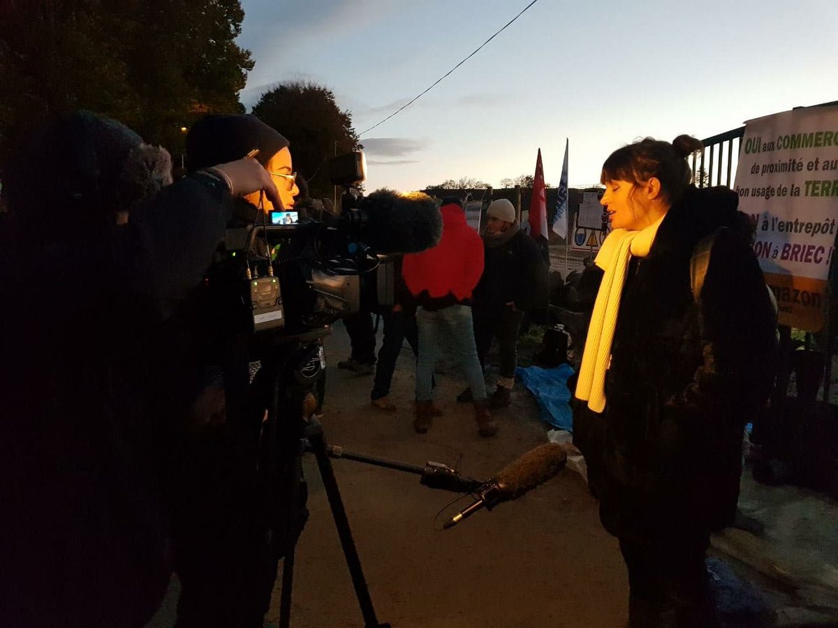 AmazonBzh's tweet photo. .@alma_dufour des @amisdelaterre est venue rappeler 
que Amazon "accroit les livraisons par camion, et la surconsommation. Partout où Amazon essaye de s'implanter il rencontre l'opposition des habitants, des écologistes et des petits commerçants" https://t.co/51Qj15pkej
