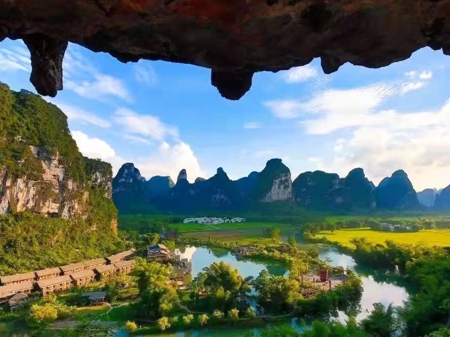 DiscoverGuangxi's tweet photo. A stunning scroll illustrated by Chongzuo’s Mingshi Village(崇左明仕田园), which can be a perfect traveling destination for travelers from #Vietnam, because it just is located at the border between our two countries! #bordertravel #autumnvibe #photo #Guangxi https://t.co/puRWQ0oHcu