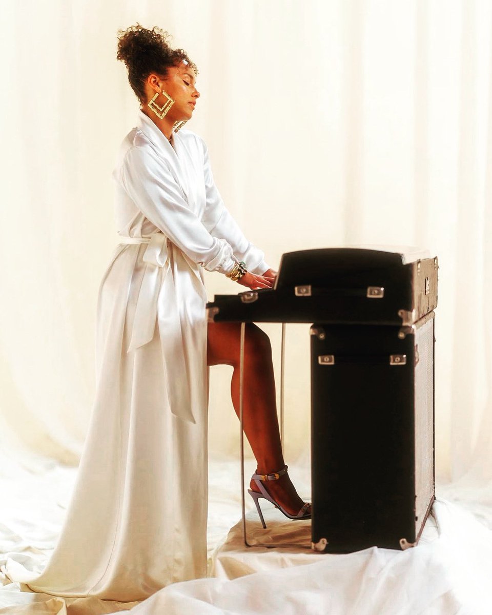 RhodesStory's tweet photo. 🎹🤍🤍🤍🤍🤍

#aliciakeys #NewMusicFriday #MusicArtist #RhodesGirlFriday #RhodesGirl #RhodesPlayer #TGIF #Rhodes #Suitcase #ElectricPiano #RhodesStar #music #women #Elegance #glamour #beautiful #beauty #WomenRockRhodes https://t.co/N9AGjbirfO