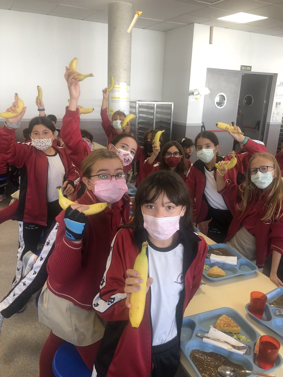 ValledelMiro's tweet photo. Acción solidaria con #LaPalma. Gracias a una de las familias de Educación  Primaria de Valle del Miro y su generosidad al comprar a través de su empresa 3000 kilos de plátanos, nuestros alumnos han podido disfrutar de uno de los mejores postres canarios. ¡Gracias familia! https://t.co/X5N8hHFLXp