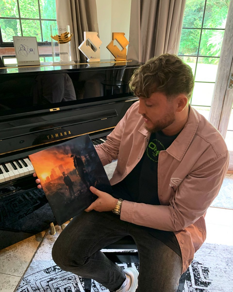 JamesArthur23's tweet photo. It’ll All Make Sense In The End is out now! It’s a project that got me through the lockdown and a particularly tough period in my personal life. It’s full of honest and authentic stories, I love the sound of it and I hope you enjoy it too. Love JA x https://t.co/84X9nze5re https://t.co/vtVnYgvYFM