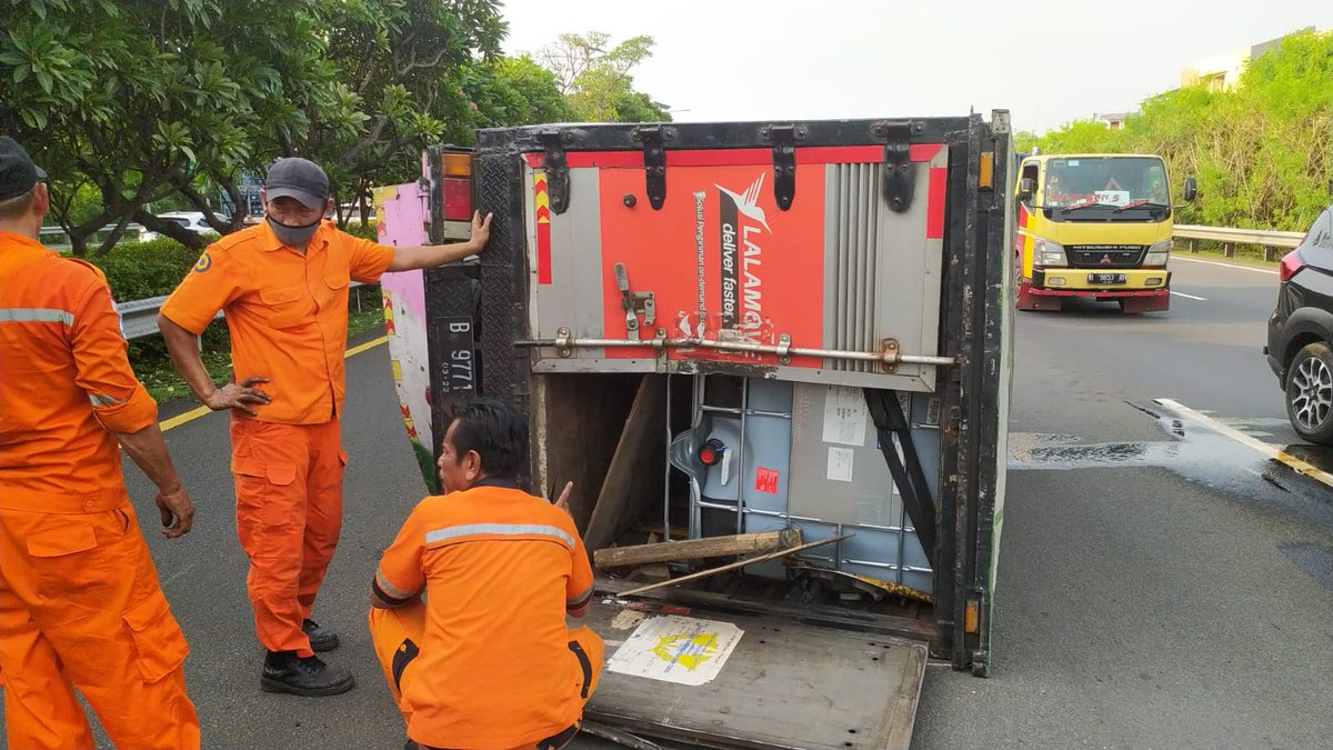 TMCPoldaMetro's tweet photo. 16.06 Telah terjadi kecalakaan lalu lintas Truck Box B 9771 AA Out Of Control di Tol Jagorawi, sedang dalam penanganan petugas, situasi arus lalu lintas terpantau padat, bagi pengendara agar berhati hati dan menjaga jarak aman kendaraan anda https://t.co/KZFHzLG2Rp
