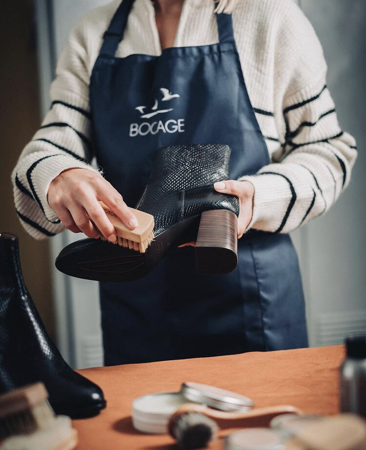 🧽 Lancement du nouveau service responsable de #bichonnage dans toutes les boutiques #Bocage !
👥Tous les conseillers de vente sont formés par <a href="/les_compagnons/">Compagnons du Devoir</a> pour prendre soin de vos beaux souliers (et de toutes marques) ! Le tout à un prix tout doux : 6€ seulement ! 🥰