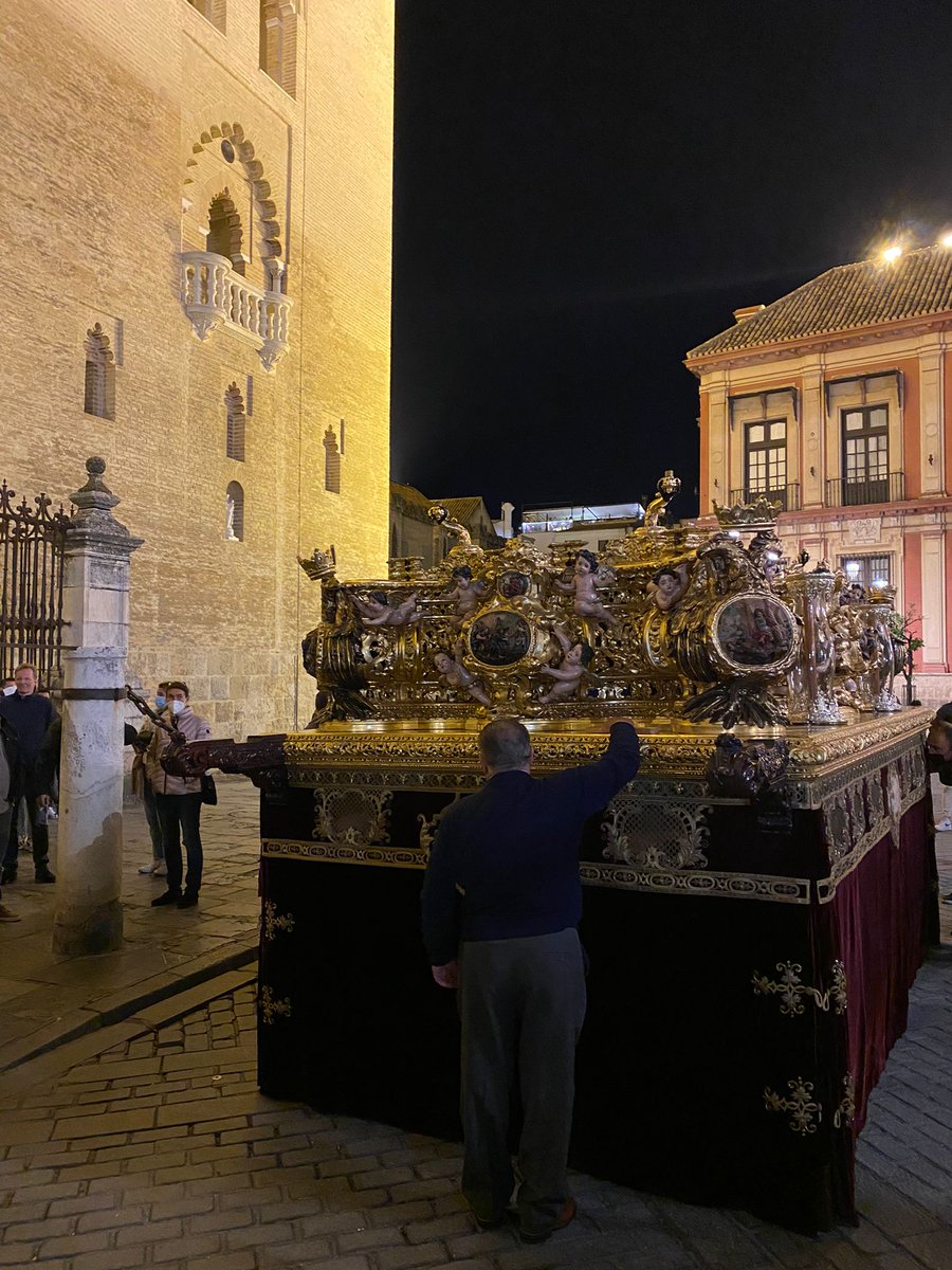 sigurd70's tweet photo. Traslado del paso del señor, para el recorrido que hará mañana desde la SI Catedral de Sevilla a su templo.

#Sevilla #NPJGP https://t.co/zLMJ4f5dVO