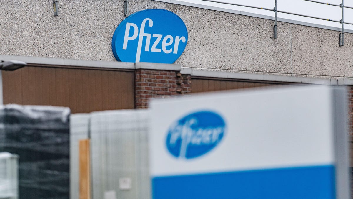 Gizmodo's tweet photo. Pfizer's Experimental Covid-19 Pill Found Highly Effective at Preventing Hospitalization and Death https://t.co/InnuFuJGHT https://t.co/61ULHKK0Me
