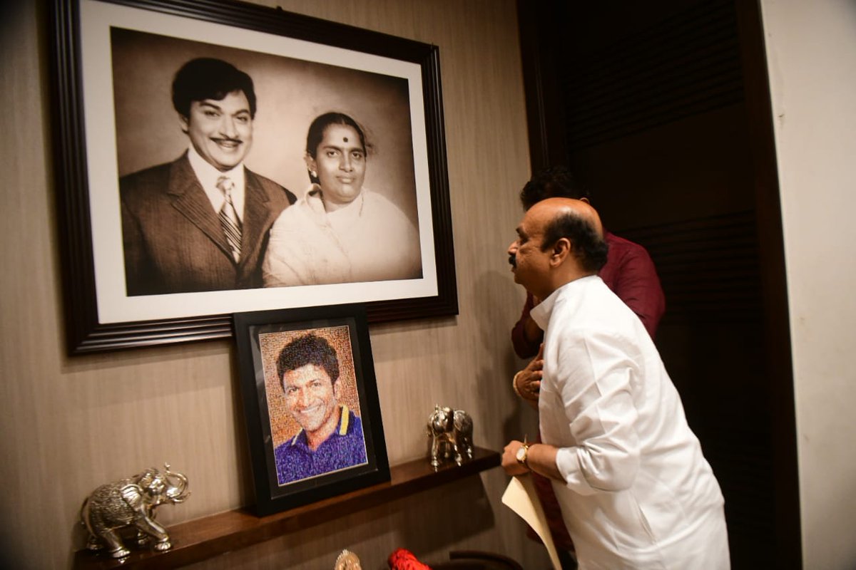 BSBommai's tweet image. ಇತ್ತೀಚೆಗೆ ನಿಧನರಾದ ಕನ್ನಡ ಚಿತ್ರರಂಗದ ಖ್ಯಾತ ನಟ ಪುನೀತ್ ರಾಜಕುಮಾರ ಅವರ ನಿವಾಸಕ್ಕೆ ಭೇಟಿ ನೀಡಿ ಅವರ ಪತ್ನಿ ಅಶ್ವಿನಿ ಹಾಗೂ ಅವರ ಕುಟುಂಬ ಸದಸ್ಯರಿಗೆ ಸಾಂತ್ವನ ಹೇಳಲಾಯಿತು.

#PuneetRajkumar