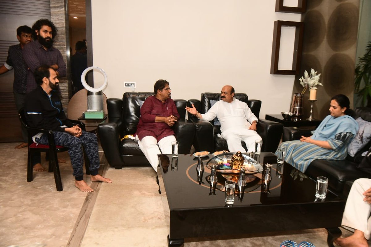 BSBommai's tweet image. ಇತ್ತೀಚೆಗೆ ನಿಧನರಾದ ಕನ್ನಡ ಚಿತ್ರರಂಗದ ಖ್ಯಾತ ನಟ ಪುನೀತ್ ರಾಜಕುಮಾರ ಅವರ ನಿವಾಸಕ್ಕೆ ಭೇಟಿ ನೀಡಿ ಅವರ ಪತ್ನಿ ಅಶ್ವಿನಿ ಹಾಗೂ ಅವರ ಕುಟುಂಬ ಸದಸ್ಯರಿಗೆ ಸಾಂತ್ವನ ಹೇಳಲಾಯಿತು.

#PuneetRajkumar