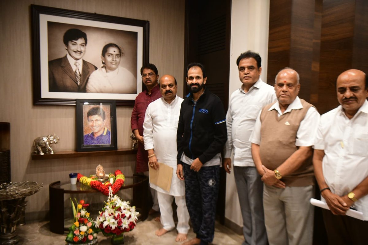 BSBommai's tweet image. ಇತ್ತೀಚೆಗೆ ನಿಧನರಾದ ಕನ್ನಡ ಚಿತ್ರರಂಗದ ಖ್ಯಾತ ನಟ ಪುನೀತ್ ರಾಜಕುಮಾರ ಅವರ ನಿವಾಸಕ್ಕೆ ಭೇಟಿ ನೀಡಿ ಅವರ ಪತ್ನಿ ಅಶ್ವಿನಿ ಹಾಗೂ ಅವರ ಕುಟುಂಬ ಸದಸ್ಯರಿಗೆ ಸಾಂತ್ವನ ಹೇಳಲಾಯಿತು.

#PuneetRajkumar