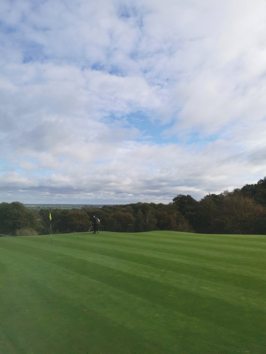 Work on the course this week, the team smashed out the the installation of the primary drainage into 18 green, continued work on 16 bunker and general mowing and blowing keeping things ticking along after last weekends rain⛳🌱💪