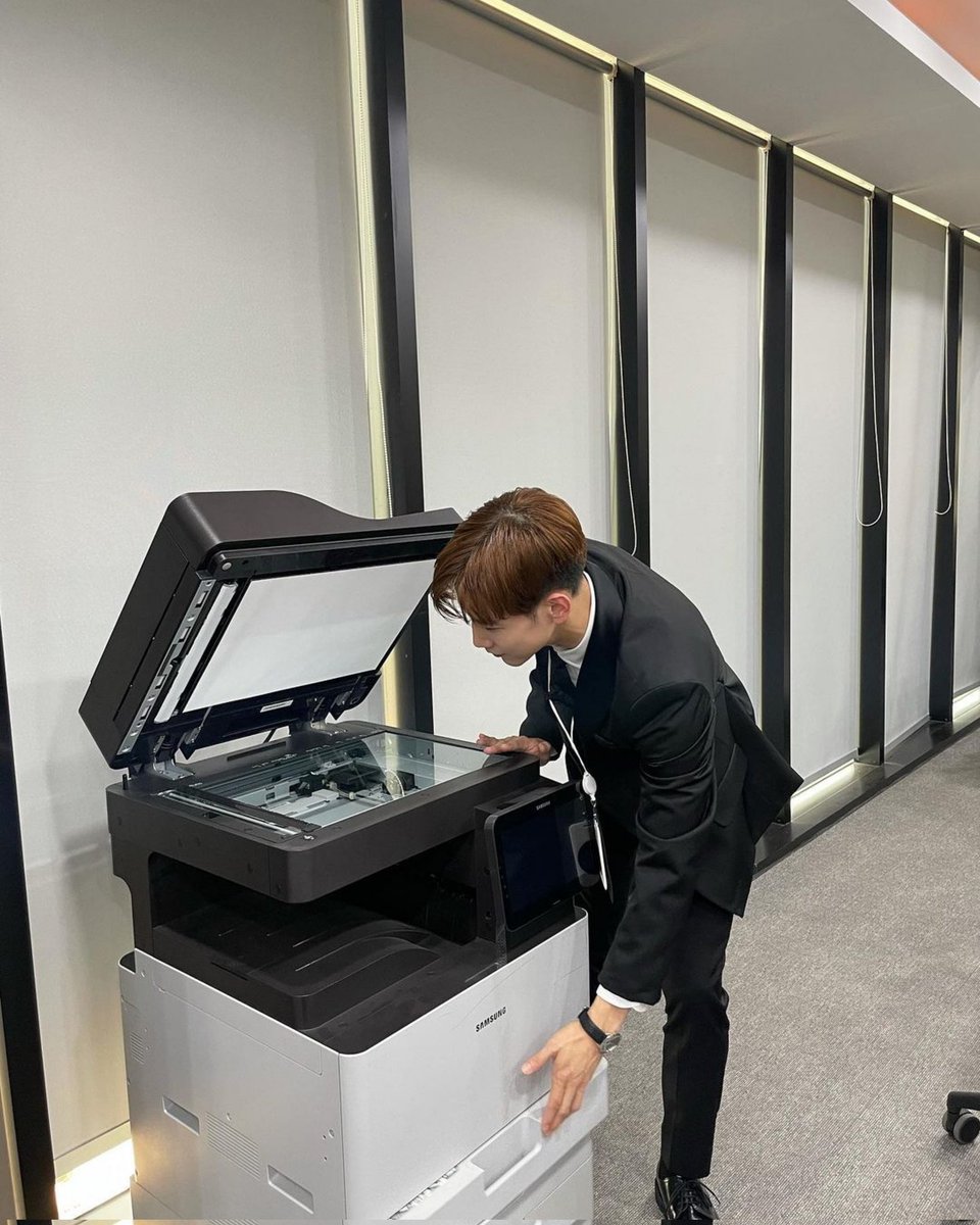 JunKBrasil's tweet photo. [OFICIAL] 04.11.21 - Atualização da conta oficial do 2PM com o Jun. K 

"Honestamente, ele é o mais fofo de todas as pessoas fingindo imprimir em uma impressora desligada e fingindo trabalhar em um computador desligado ㅜㅜ 💗"

cr.: JunkayStreet

🔗 https://t.co/O1flHchFyc https://t.co/TNRFHXipG5