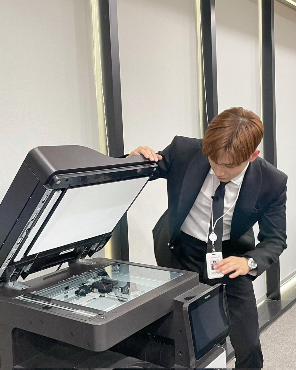 JunKBrasil's tweet photo. [OFICIAL] 04.11.21 - Atualização da conta oficial do 2PM com o Jun. K 

"Honestamente, ele é o mais fofo de todas as pessoas fingindo imprimir em uma impressora desligada e fingindo trabalhar em um computador desligado ㅜㅜ 💗"

cr.: JunkayStreet

🔗 https://t.co/O1flHchFyc https://t.co/TNRFHXipG5